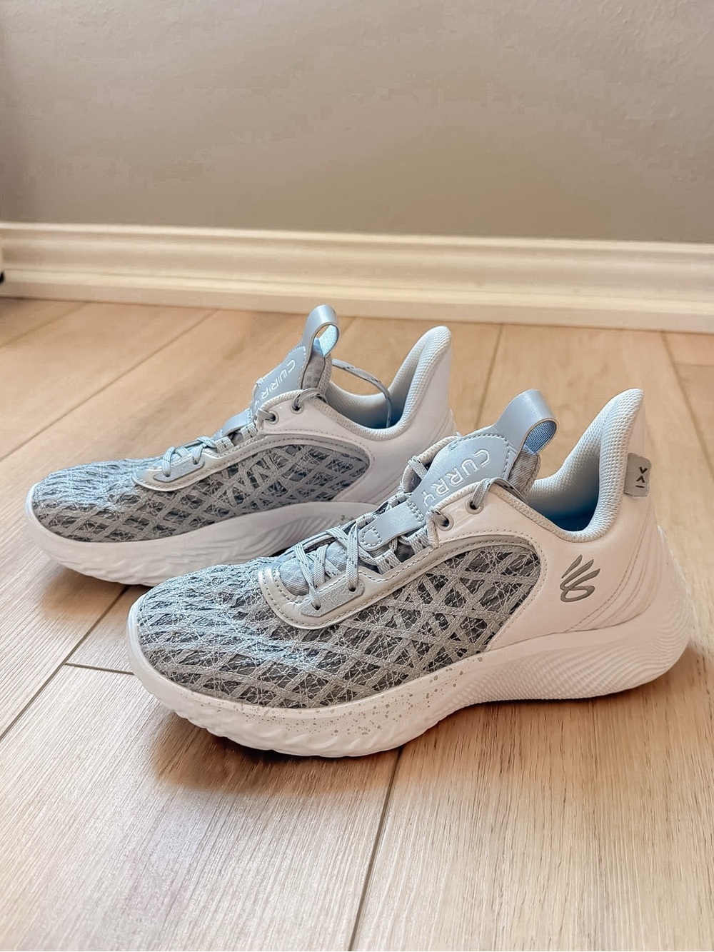 UNDER ARMOUR CURRY FLOW 9 BASKETBALL SHOES GRAY AND WHITE SIZE MENS7/WOMENS8.5